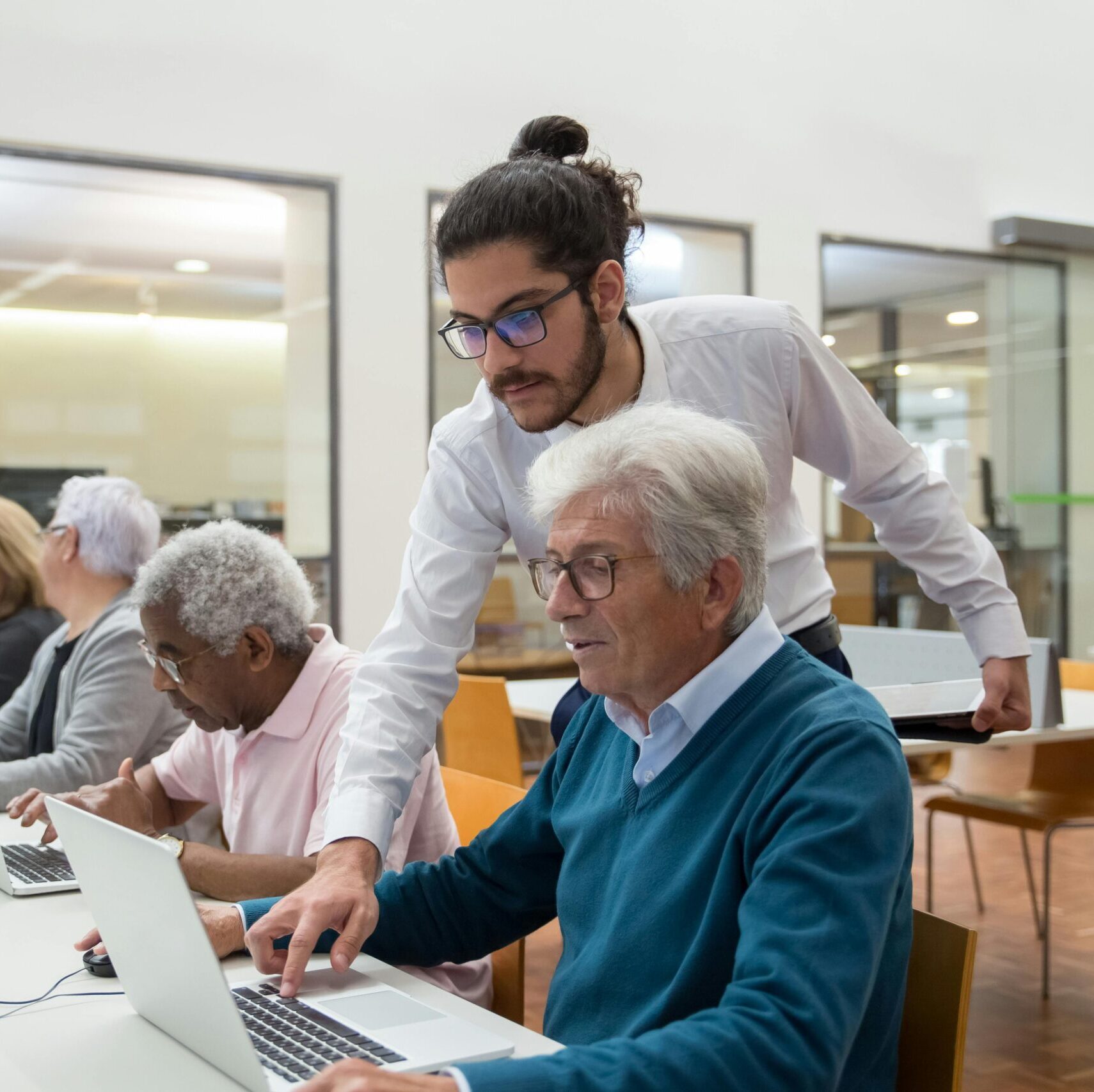 Docent geeft les in groep